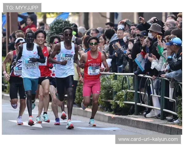 马拉松选手终点前拼搏镜头感动无数人